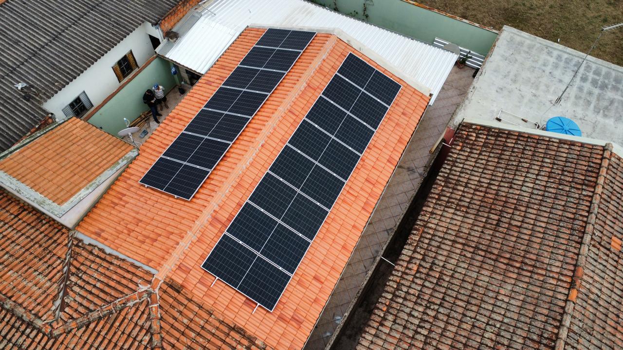 Painéis solares em telhado residencial